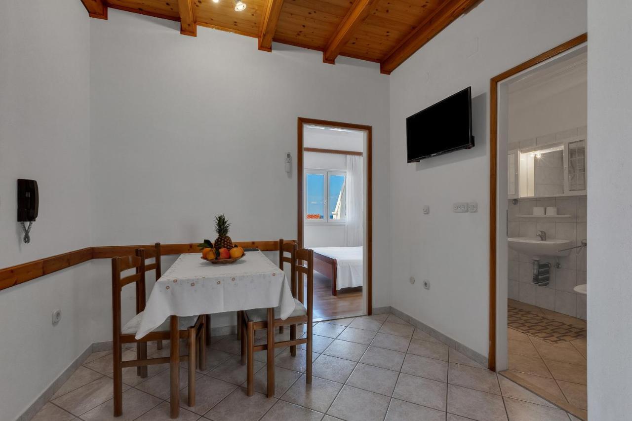 Apartments Tihomir Musac Omis Exterior photo
