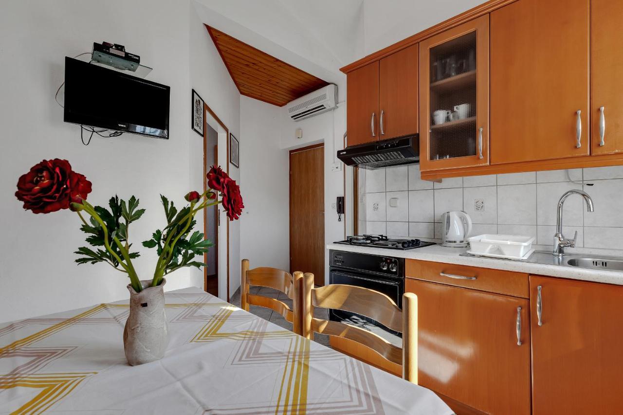 Apartments Tihomir Musac Omis Exterior photo